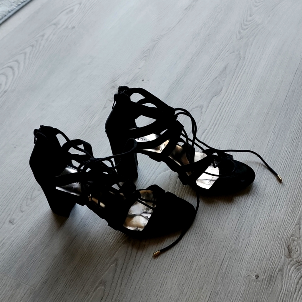 MADDEN GIRL SIZE 8 1/2 BLACK SHOE. LIGHTLY WORN. FRONT TIE SHOE WITH BACK ZIP UP
